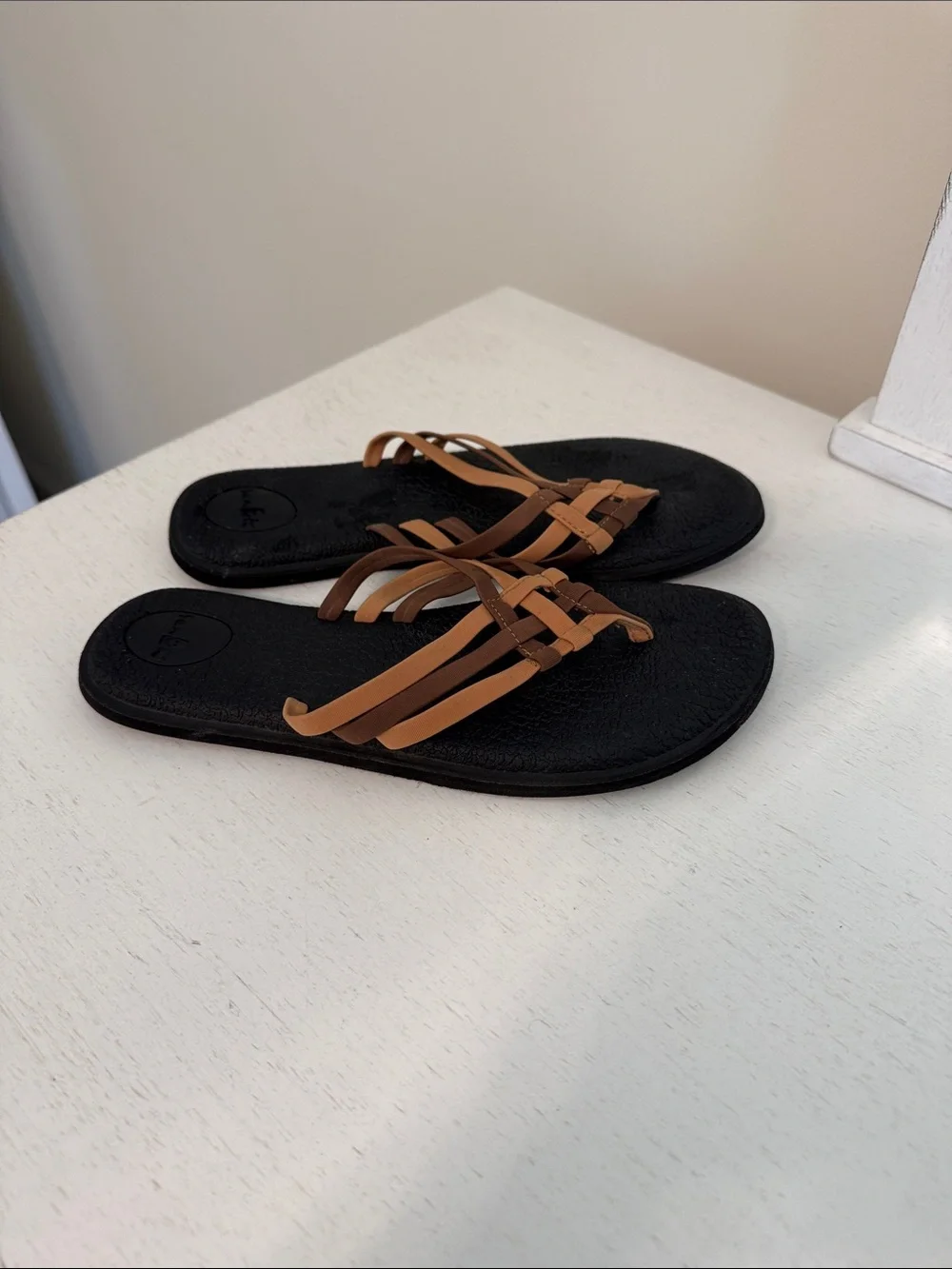Sanuk Women’s Tan and Brown Yoga T-Strap Salty Sandals / Size 7 / Good Condition